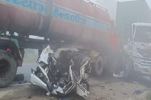 ट्राले की कार से टक्कर, 6 लोगों की मौके पर ही मौत