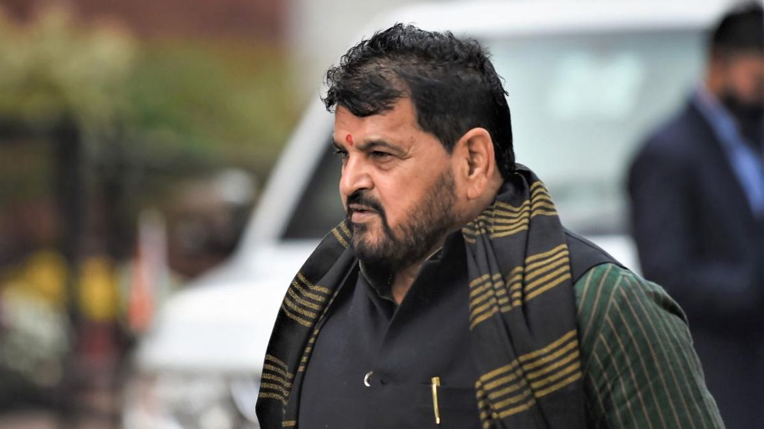 BJP सांसद का बड़ा बयान, बोले- आठवीं में दो बार फेल होने के बाद दबंगई से लिखवाई कॉपी, तब हुआ पास