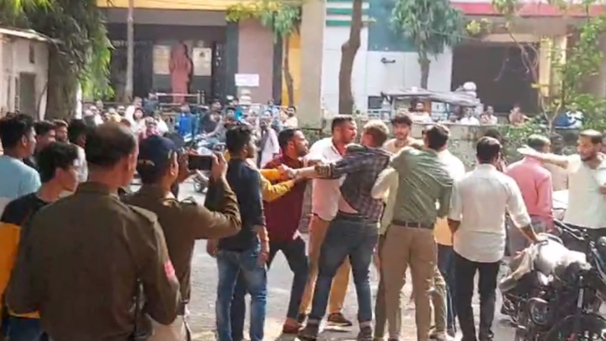 गाड़ी पार्किंग को लेकर थाना परिसर में भिड़े दो पक्ष: जमकर हुआ विवाद, पुलिस ने लिया एक्शन 