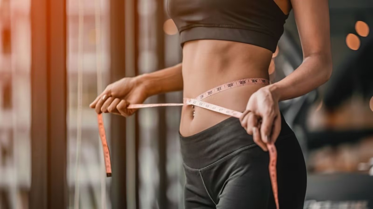 Weight Loss Tips : आप भी अपने लटकते पेट से हैं परेशान? तो बैठे-बैठे करें ये एक्सरसाइज, जल्दी हो जाएगा फ्लैट पेट