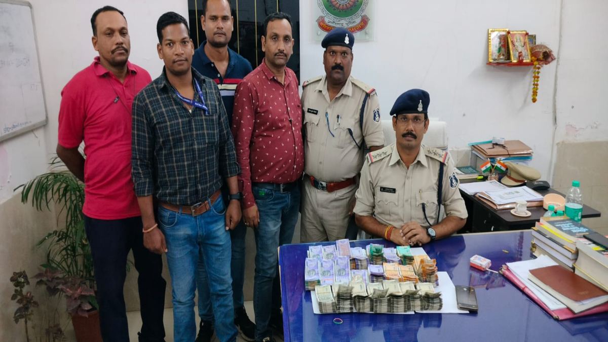 CG Election 2023: चेकिंग के दौरान पुलिस को मिली बड़ी सफलता, कार से 5 लाख 28 हजार नकद बरामद