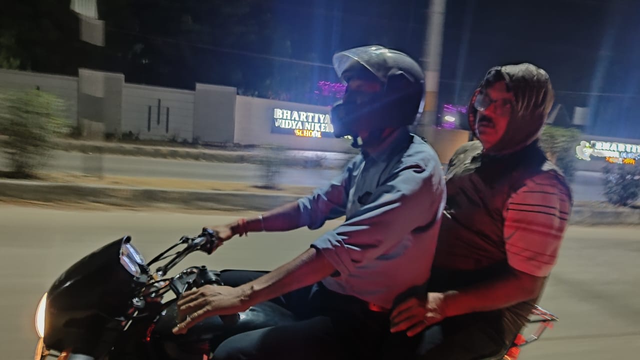 कलेक्टर का अनोखा अंदाज: चुनावी तैयारियों का जायजा लेने बाइक पर निकल पड़े अधिकारी, तंग गलियों से गुजरकर जानी आचार संहिता की जमीनी हकीकत