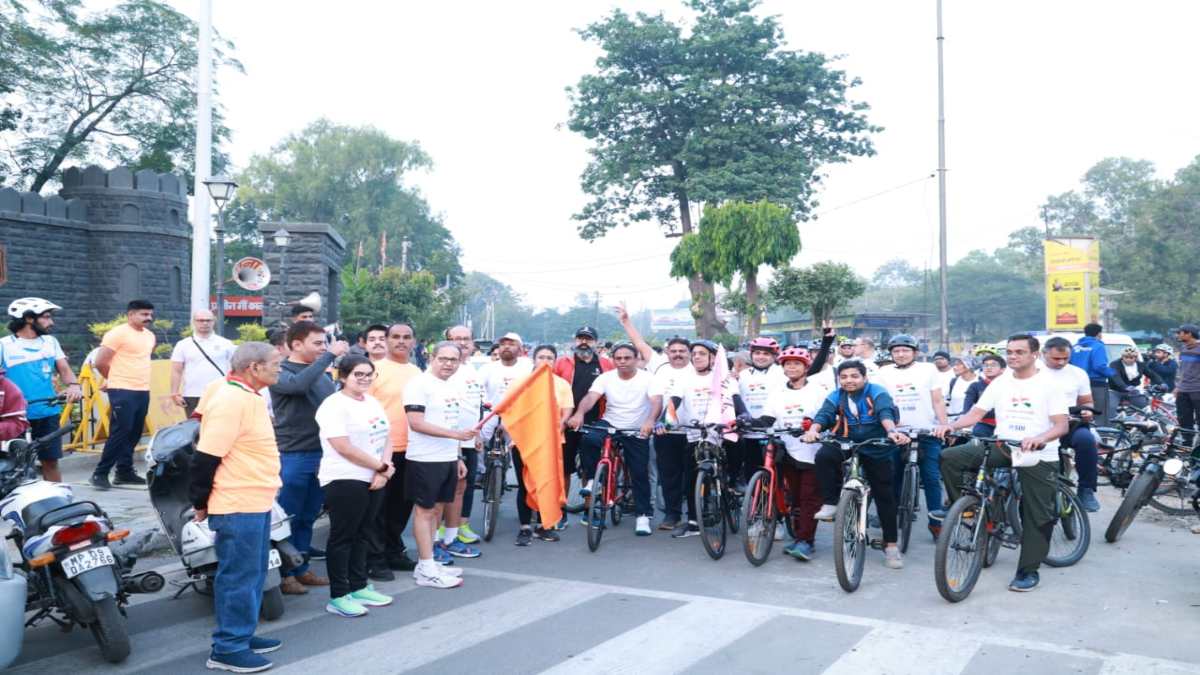 निर्वाचन अधिकारी ने शुरू की मतदान जागरूकता साइकिल रैली, 18 KM साइकिल चला कर लोगों को किया जागरूक