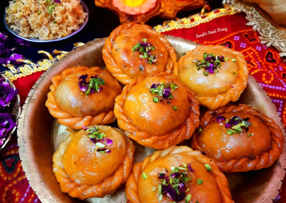 Diwali Recipe 2023: इस बार दिवाली में गुझिया नहीं, बनाएं चाशनी में डूबी चंद्रकला…