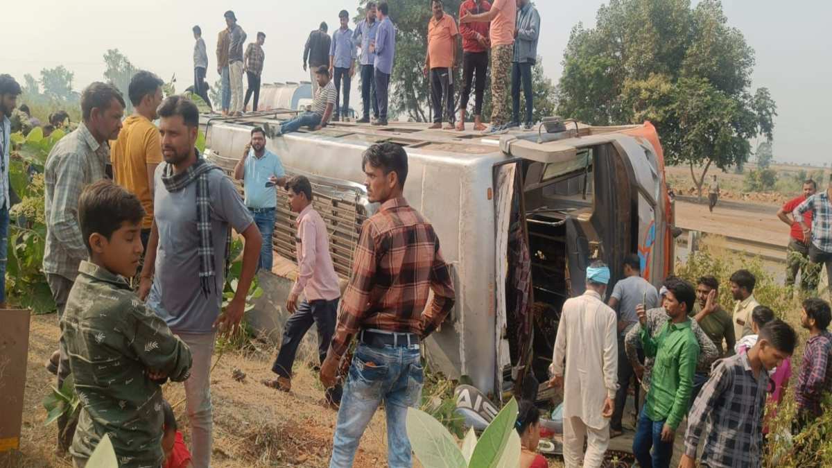अहमदाबाद से भिंड जा रही बस पलटी, 25 लोग हुए घायल, अस्पताल में इलाज जारी