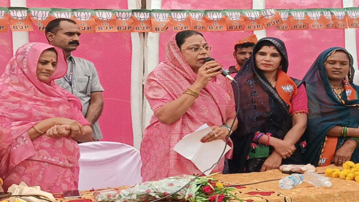 MP Election 2023: सीएम शिवराज की पत्नी साधना ने संभाला चुनावी मोर्चा, बुधनी में बेटे कार्तिकेय के साथ किया जनसंपर्क