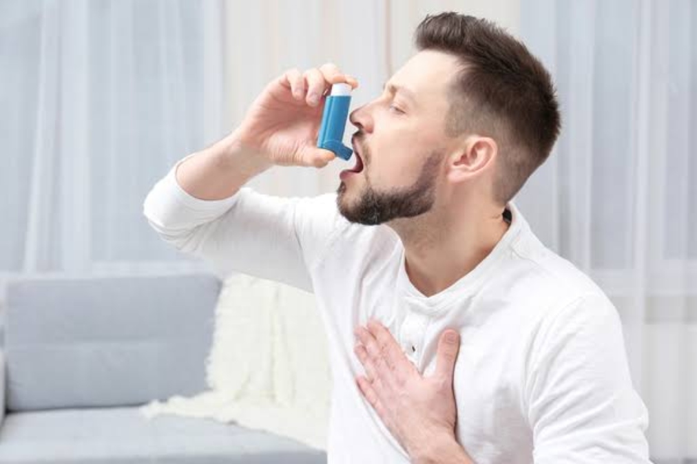 Health Tips for Asthma Patients: ठंड के मौसम में बढ़ रहा पॉल्युशन, अस्थमा के मरीज मास्क पहने और डाइट का रखें ख्याल…