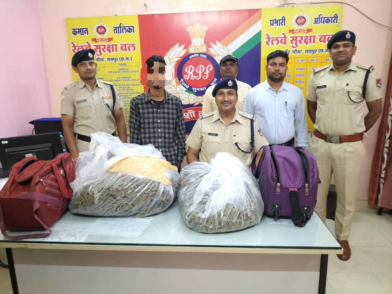 रायपुर रेलवे स्टेशन से पकड़ाया 2.40 लाख का गांजा, RPF सेटलमेंट पोस्ट ने की कार्रवाई