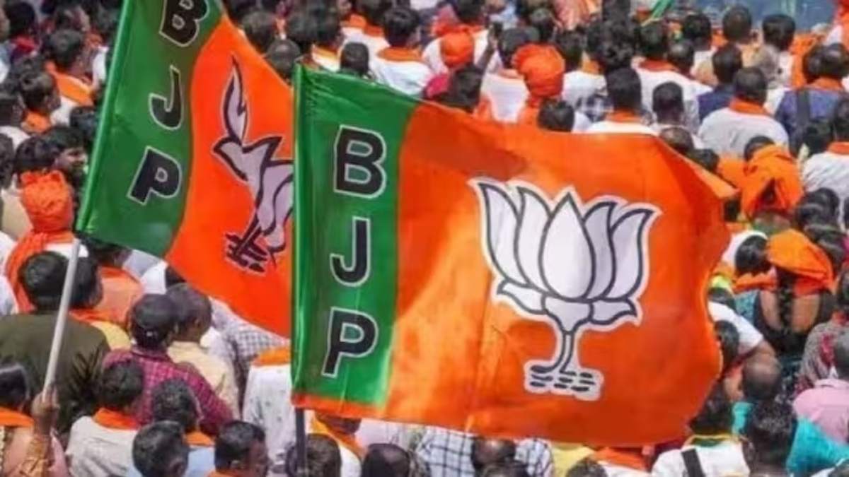 चुनाव से पहले यहां BJP को लगा बड़ा झटका, इस नेता ने 500 कार्यकर्ताओं के साथ थामा कांग्रेस का दामन