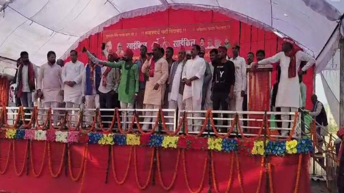 उड़न खटोले ने ही रोक ली यूपी के पूर्व सीएम की राह, जनता ने घंटों किया इंतजार, आखिर रद्द हुआ अखिलेश का दौरा