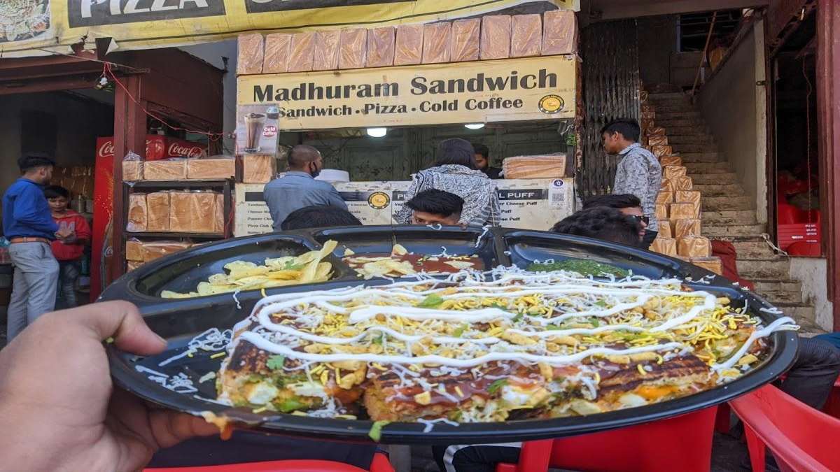 सैंडविच की दुकान पर इस बात को लेकर भड़का विवाद, दुकान बंद कराने पहुंचे वकील पर लगा मारपीट करने का आरोप