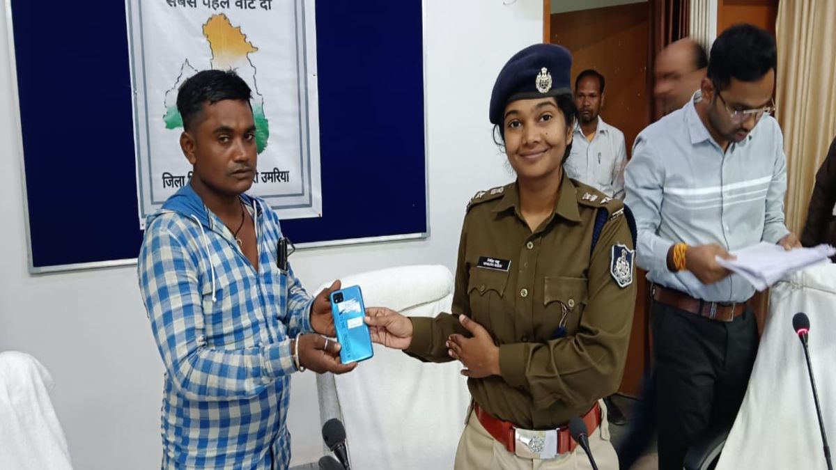 गुम मोबाइल पाकर लोगों के चेहरे खिलेः दीपावली से पहले पुलिस ने 16 लाख के 150 मोबाइल खोजकर मालिकों को लौटाए