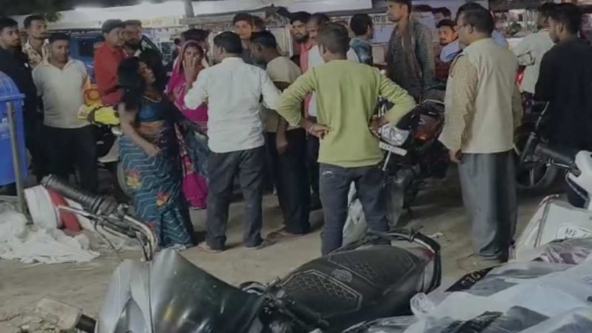 नशे में धुत महिला का हाईवोल्टेज ड्रामा: बीच सड़क पर युवक की चप्पलों से की पिटाई, VIDEO वायरल