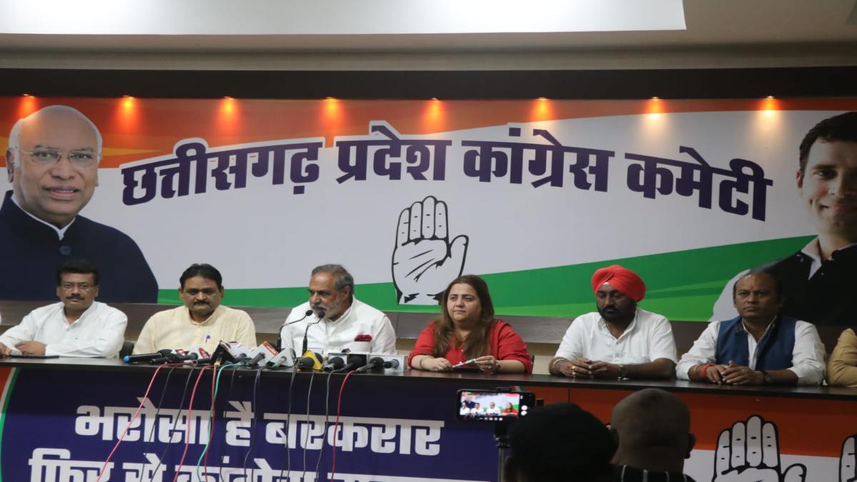 CG Election 2023: पूर्व केंद्रीय मंत्री आनंद शर्मा ने भूपेश सरकार की गिनाई उपलब्धियां, कहा- ‘5 साल में 40 लाख लोग गरीबी रेखा से आए बाहर, देश में बेरोजगारी दूर नहीं कर पाई मोदी सरकार’