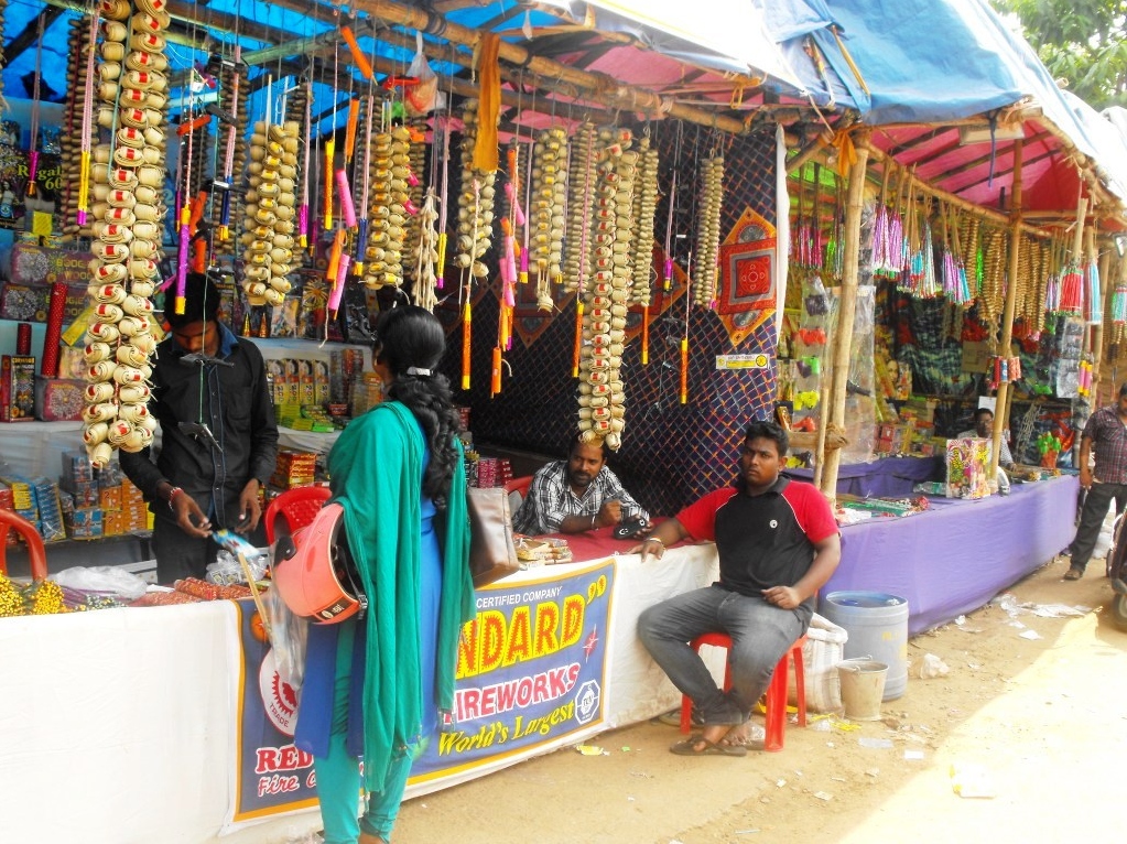 Odisha News: शहर भर में निर्दिष्ट क्षेत्रों में स्थापित की गईं पटाखों की दुकानें, प्रदूषण फैलाने वाले पटाखों पर प्रतिबंध…