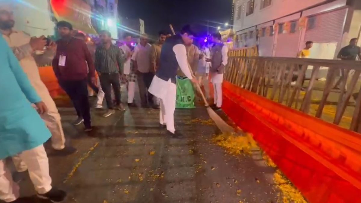 PM मोदी के मेगा रोड शो के बाद महापौर ने लगाई झाडू: पुष्यमित्र भार्गव ने लोगों को दिया स्वच्छता का संदेश