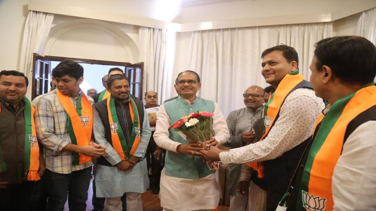 MP में मतदान के पहले कांग्रेस को झटकाः पूर्व मंत्री जसवंत सिंह के बेटे योगेंद्र बीजेपी में शामिल, CM शिवराज ने दिलाई सदस्यता