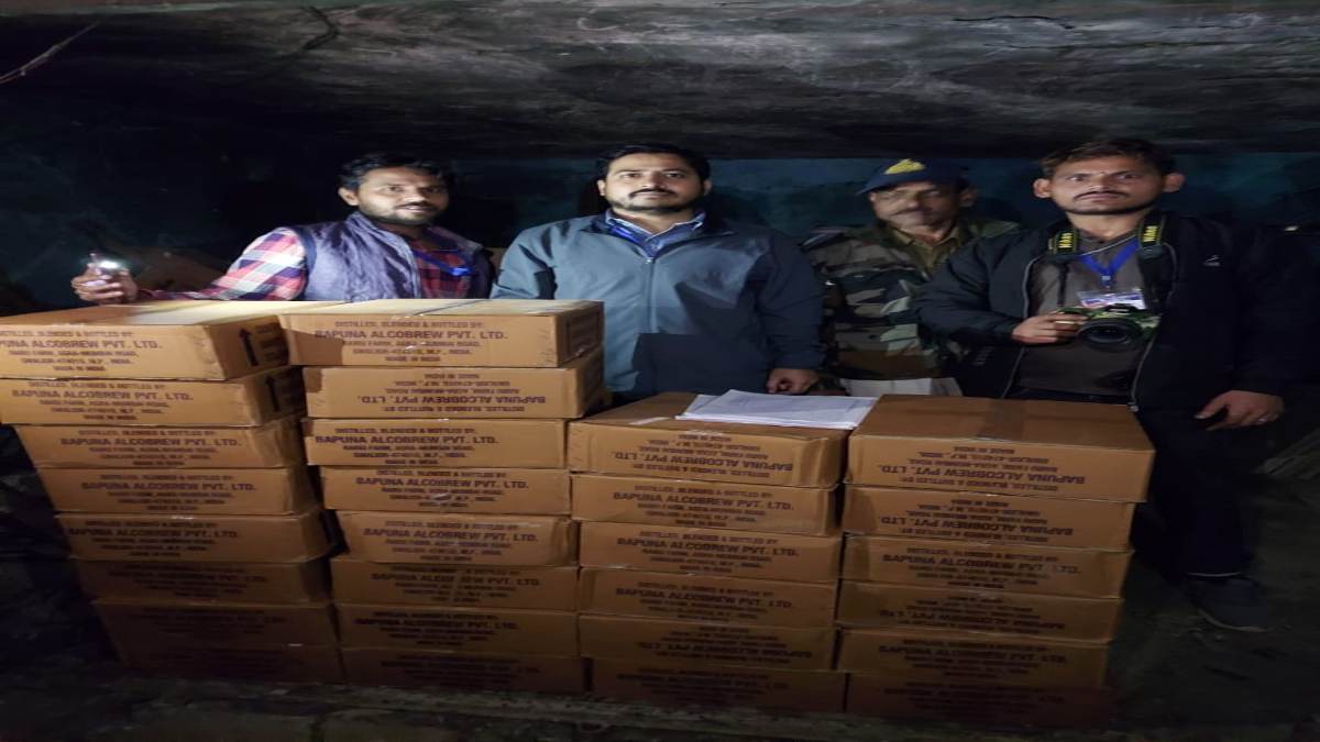 मतदान से पहले FST ने पकड़ी 477 लीटर शराबः 28 कार्टून में प्लेन तो 25 कार्टून में मिली नारंगी, विजिल एप से मिली थी सूचना