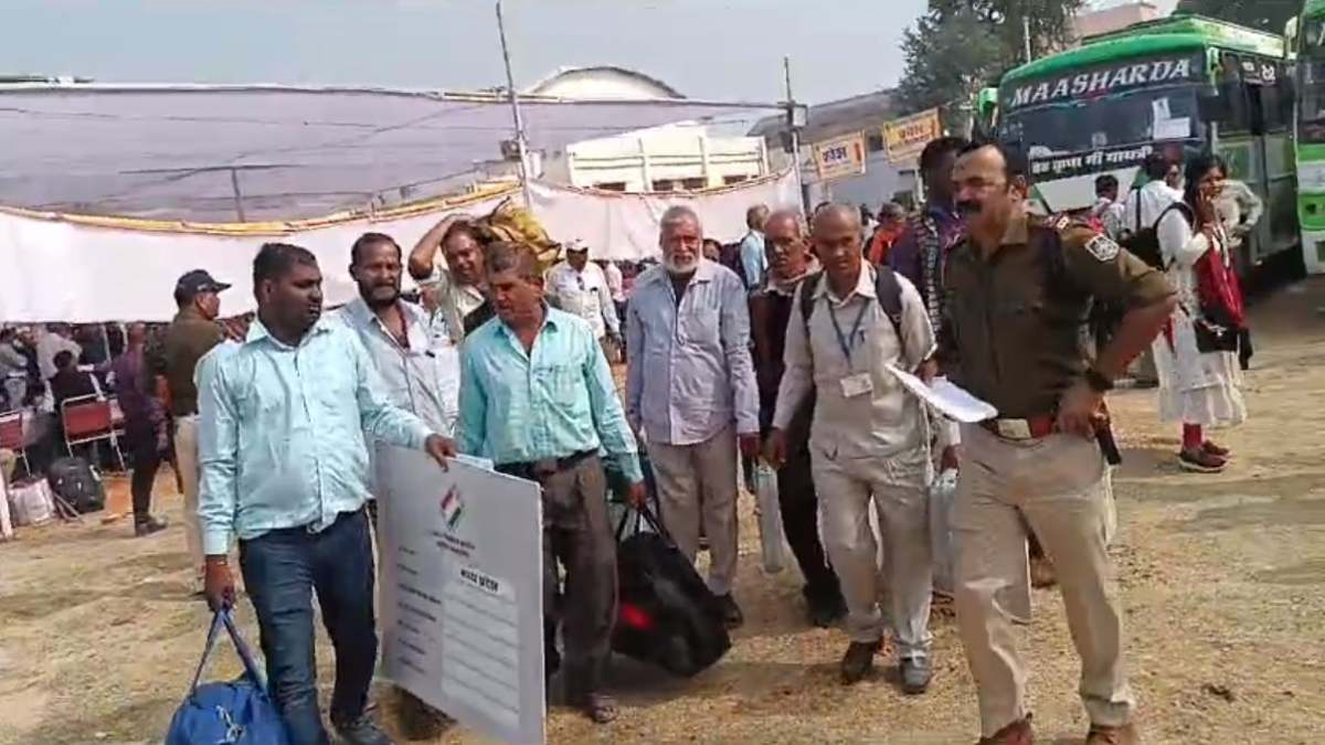 MP Election: इस जिले में 1950 केंद्रों में वोटिंग के लिए मतदान सामग्री लेकर रवाना हुए कर्मचारी, 124 प्रत्याशियों की किस्मत होगी ईवीएम में कैद