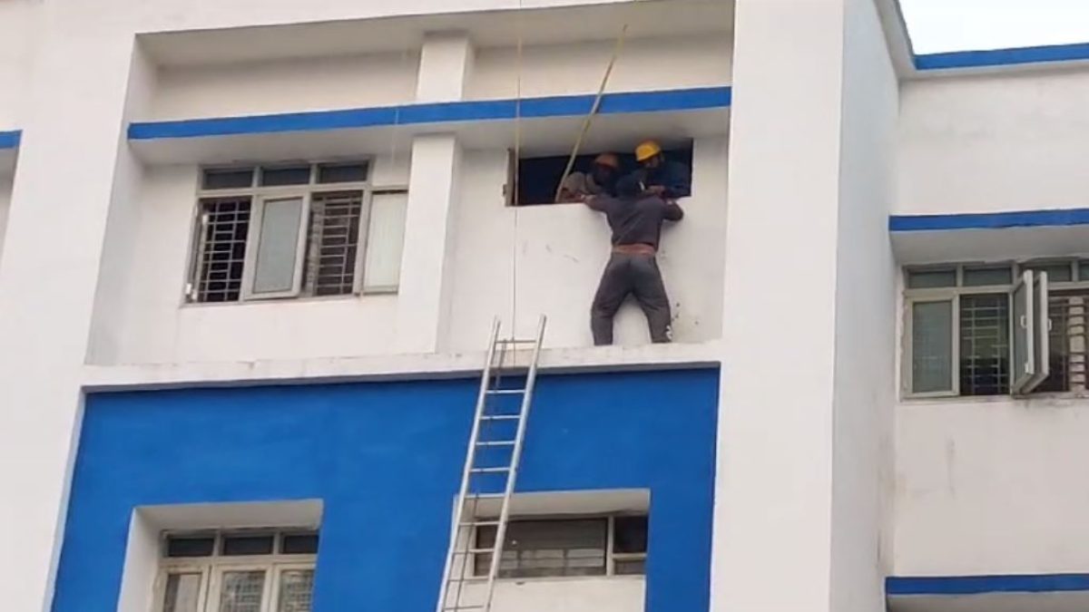 रात को अस्पताल की तीसरी मंजिल पर चढ़ा पंजाब का युवकः नीचे उतरने के लिए मांगी शराब, सुबह रेस्क्यू कर नीचे उतारा