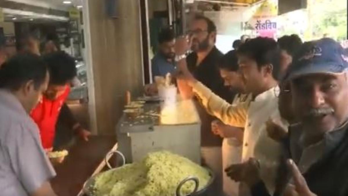पहले अंगुली पर दिखाएं स्‍याही फिर खाएं पोहा! यहां मतदान करने वालों को मुफ्त में मिल रहा पोहा