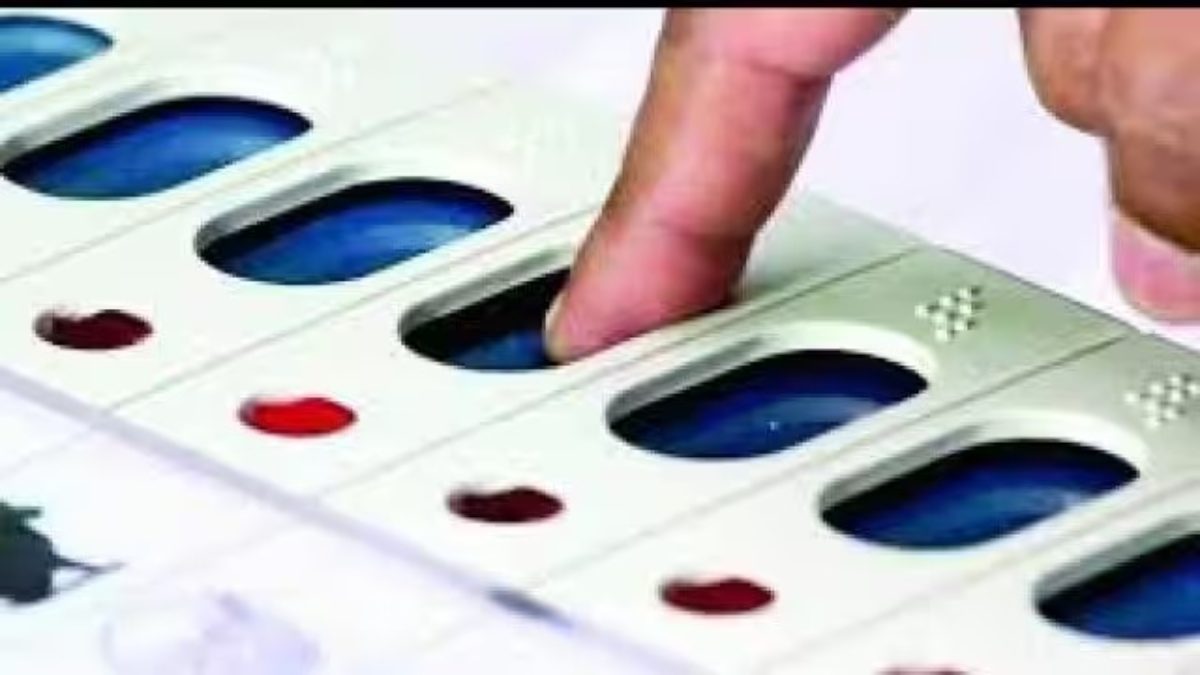 Madhya Pradesh Election Voting: मतदान के बीच इन जिलों में खराब हुई EVM, मतदाता हुए परेशान