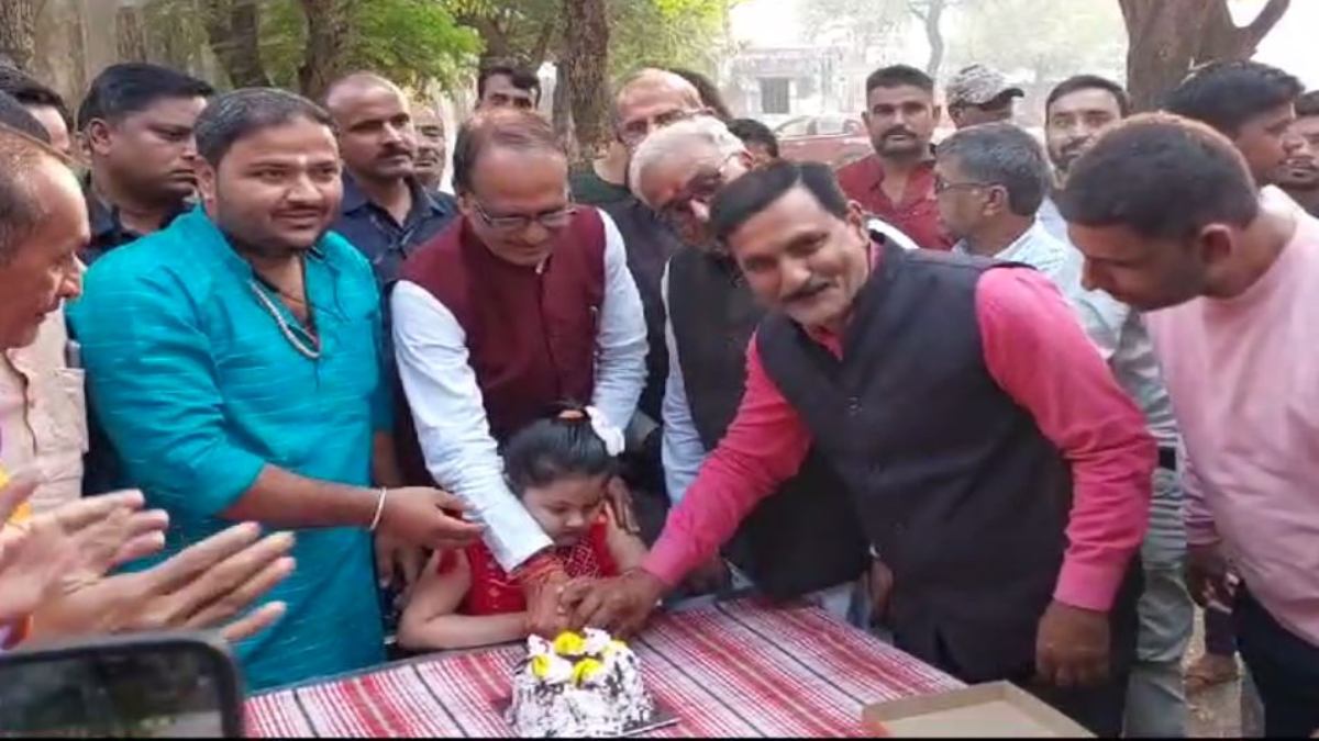 Madhya Pradesh Election 2023: सीएम शिवराज ने कार्यकर्ता की नन्ही बेटी का काटा केक, मतदान केंद्रों का किया निरीक्षण