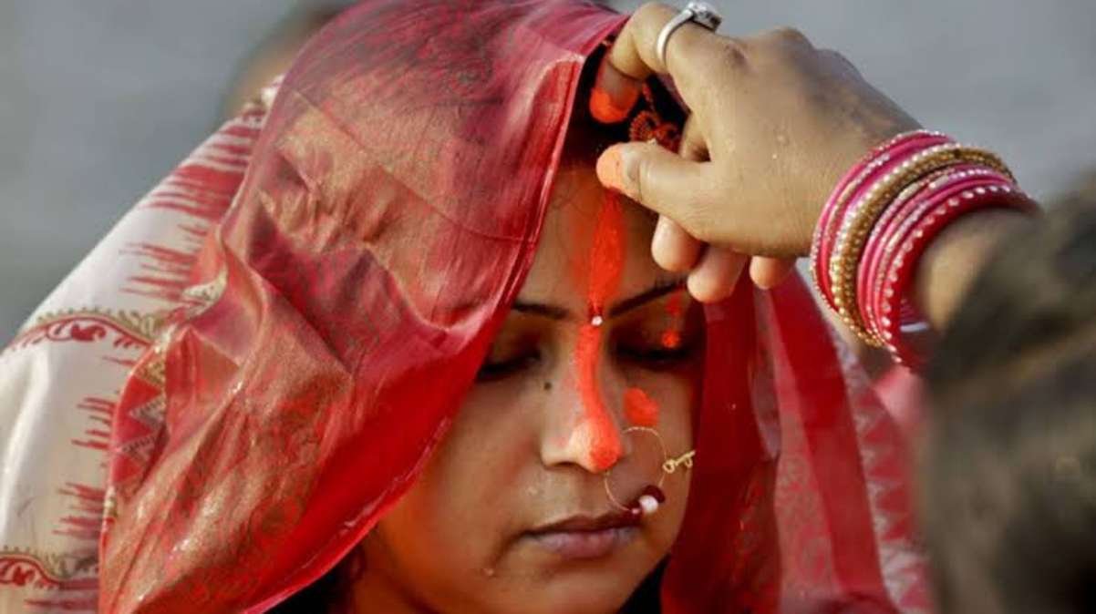 Chhath Puja 2023: छठ पूजा में महिलाएं नाक से माथे तक क्यों भरती है सिंदूर, आइये जानते हैं इसके पीछे की वजह…
