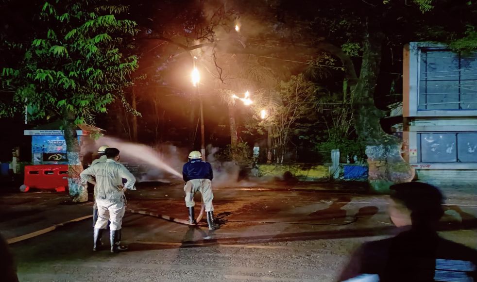 इंदौर में आगजनी की दो घटनाएंः पुराना पेड़ जल कर खाक, रेस्टोरेंट में लगी आग, फायर ब्रिगेड ने पाया काबू
