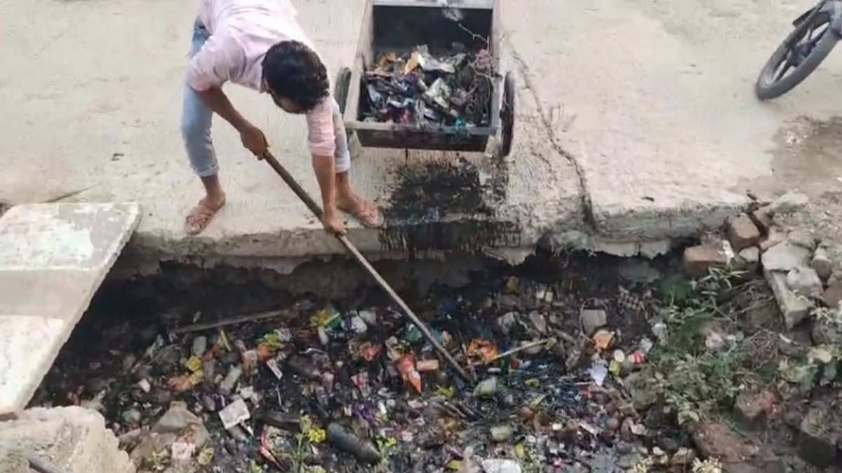 ट्रिपल इंजन की सरकार फिर भी नहीं सुनी जा रही, BJP पार्षद को नाली में उतरकर करनी पड़ी सफाई