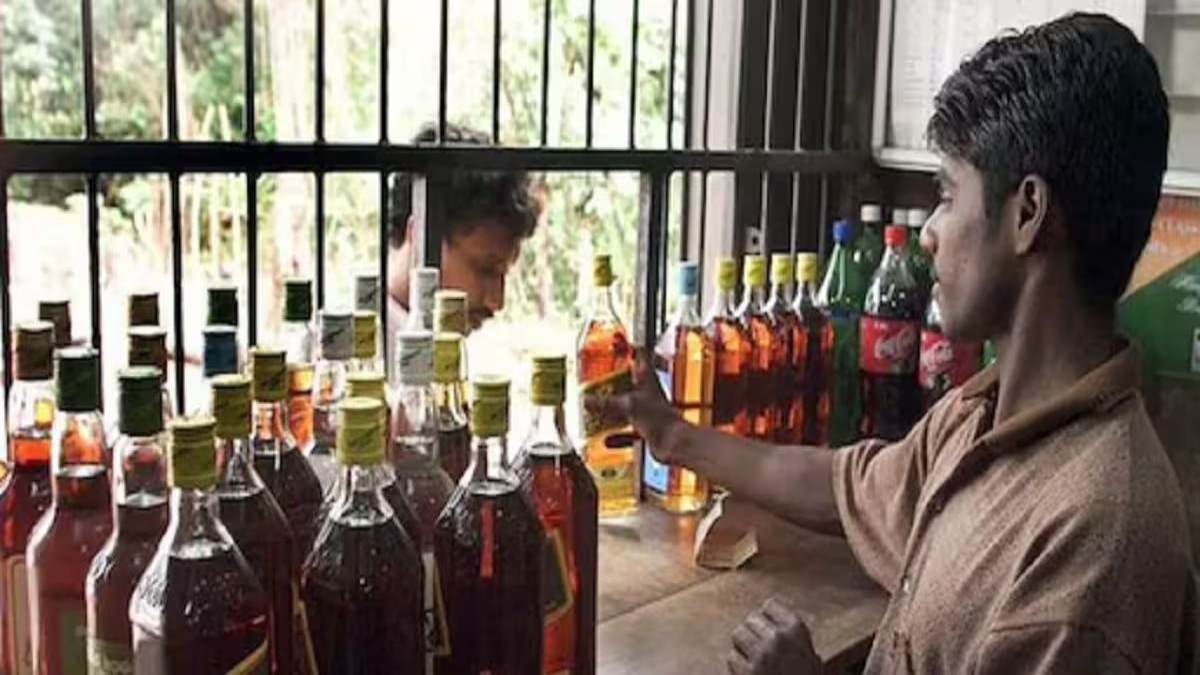 धृतराष्ट्र बने आबकारी अधिकारी: समय से घंटो पहले ही खुल रही शराब की दुकान, विभाग पर खड़े हुए सवाल