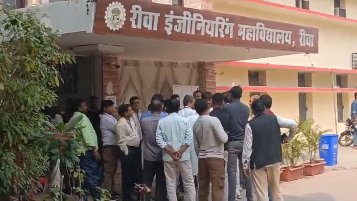 स्ट्रांग रूम में CCTV बंद होने से कांग्रेस कार्यकर्ताओं ने किया हंगामा, अधिकारियों पर लगाए गंभीर आरोप