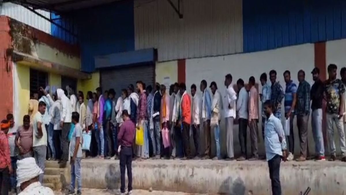 प्रशासन कर रहा पर्याप्त मात्रा में खाद होने का दावा, फिर भी परेशान हो रहे किसान, सुबह से शाम लाइनों में लगने बाद भी नहीं मिल रहा टोकन