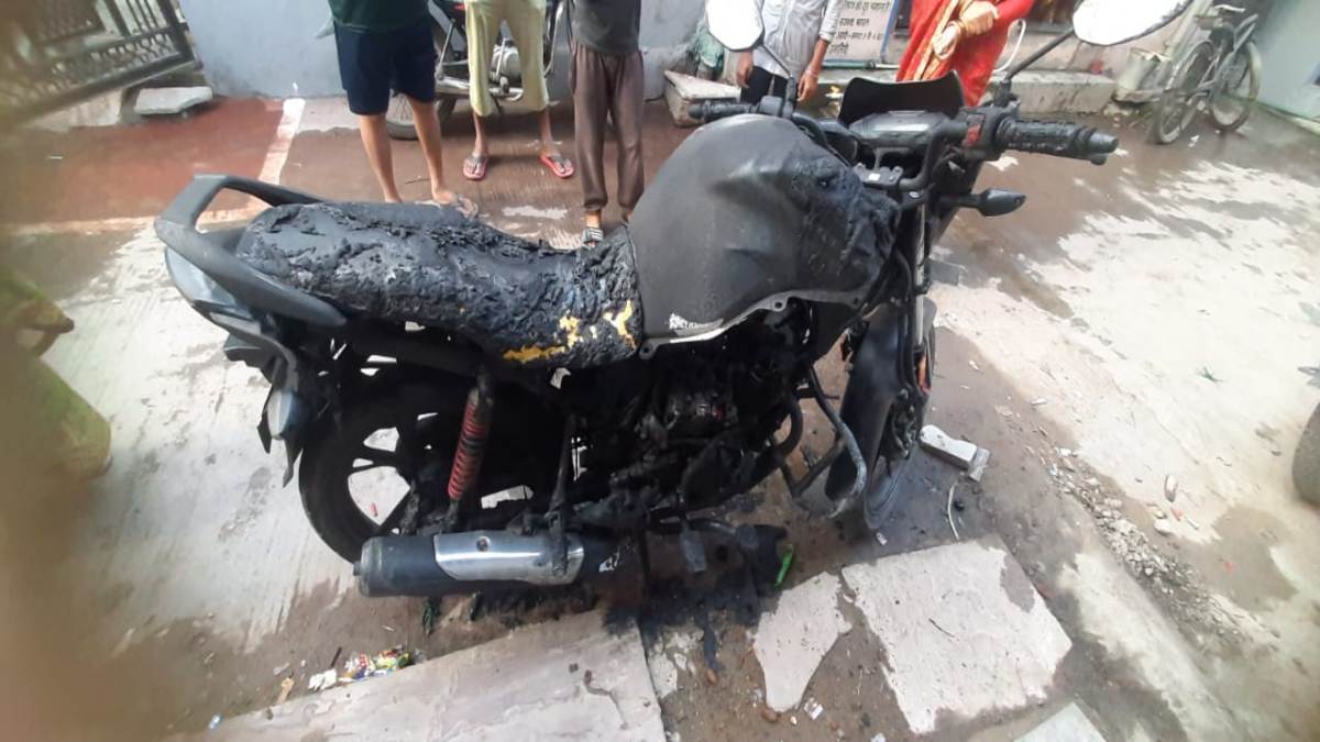 फूड डिलीवरी ब्वॉय की बाइक में युवक ने लगाई आग, CCTV कैमरे में वारदात कैद, जांच में जुटी पुलिस