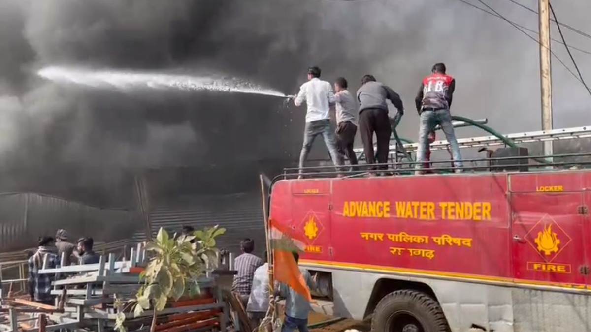 Rajgarh Fire News: टेंट हाउस के गोदाम में लगी भीषण आग, मौके पर मची अफरा-तफरी