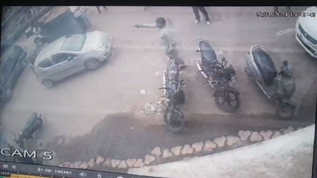 ग्वालियर में बदमाशों के हौसले बुलंद, कार सवार युवक पर की ताबड़तोड़ फायरिंग, घटना CCTV कैमरे में कैद
