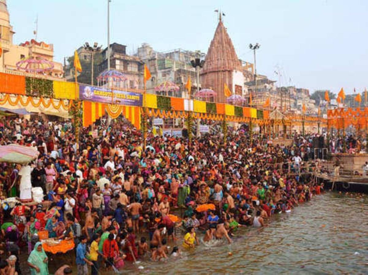 Kartik Purnima In Varanasi 2023: वाराणसी के 80 घाटों पर लाखों लोगों ने लगाई आस्था की डुबकी, पीएम और सीएम ने दी बधाई