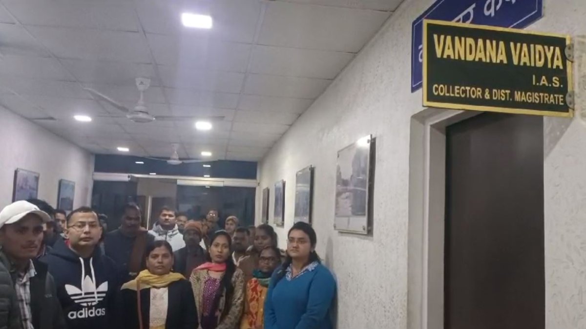 पटवारी हत्याकांड मामला: जिलेभर के पटवारी हुए लामबंद, कलेक्टर को सौंपा ज्ञापन, SDM व तहसीलदार पर लगाए गंभीर आरोप