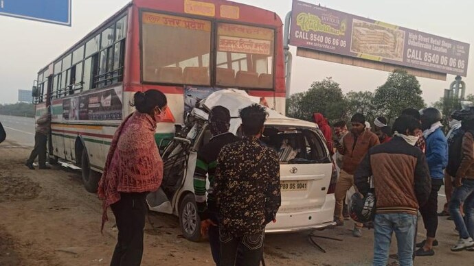 बिजनौर में टैंकर से टकराई रोडवेज बस, 12 यात्री झुलसे