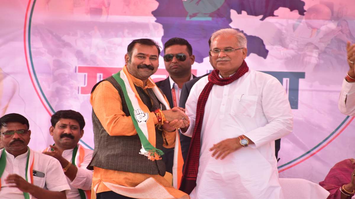 हॉट सीट पर पारा हाईः मनीष त्रिपाठी का सियासी गेम प्लान, JCCJ का दामन छोड़ कांग्रेस का थामा हाथ, CM बघेल मतदाताओं से बोले- वोटकटवा लोगों से रहना सावधान