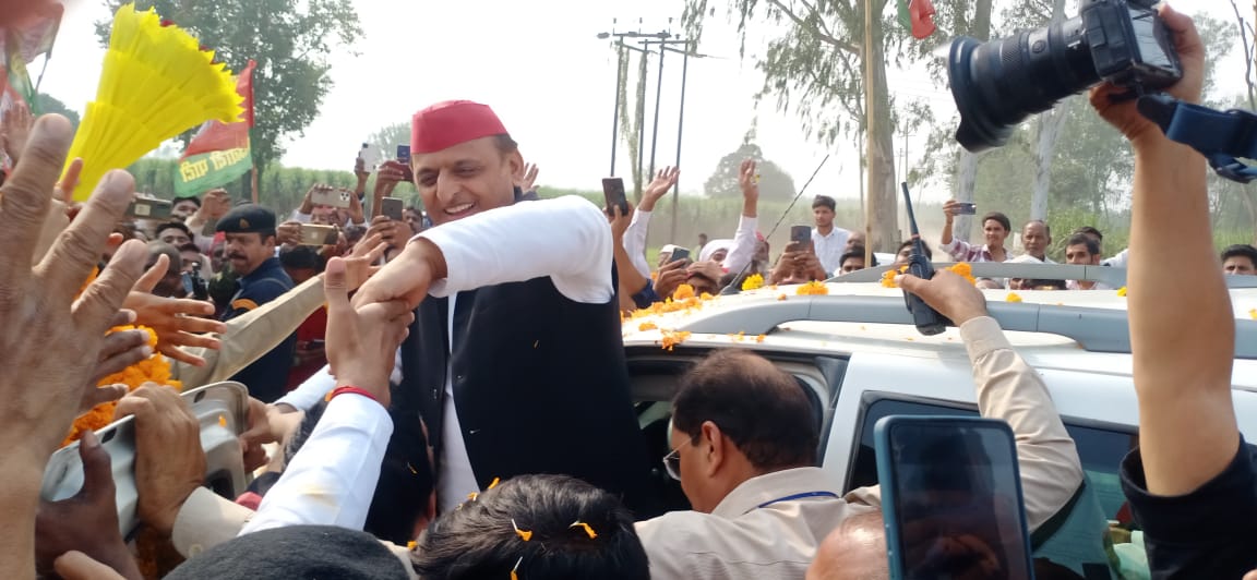 देवबंद पहुंचे अखिलेश यादव, समर्थकों ने गर्मजोशी से किया स्वागत