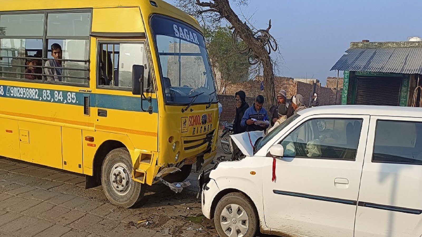 बाराबंकी में स्कूल बस से टकराई तेज रफ्तार कार, चार घायल