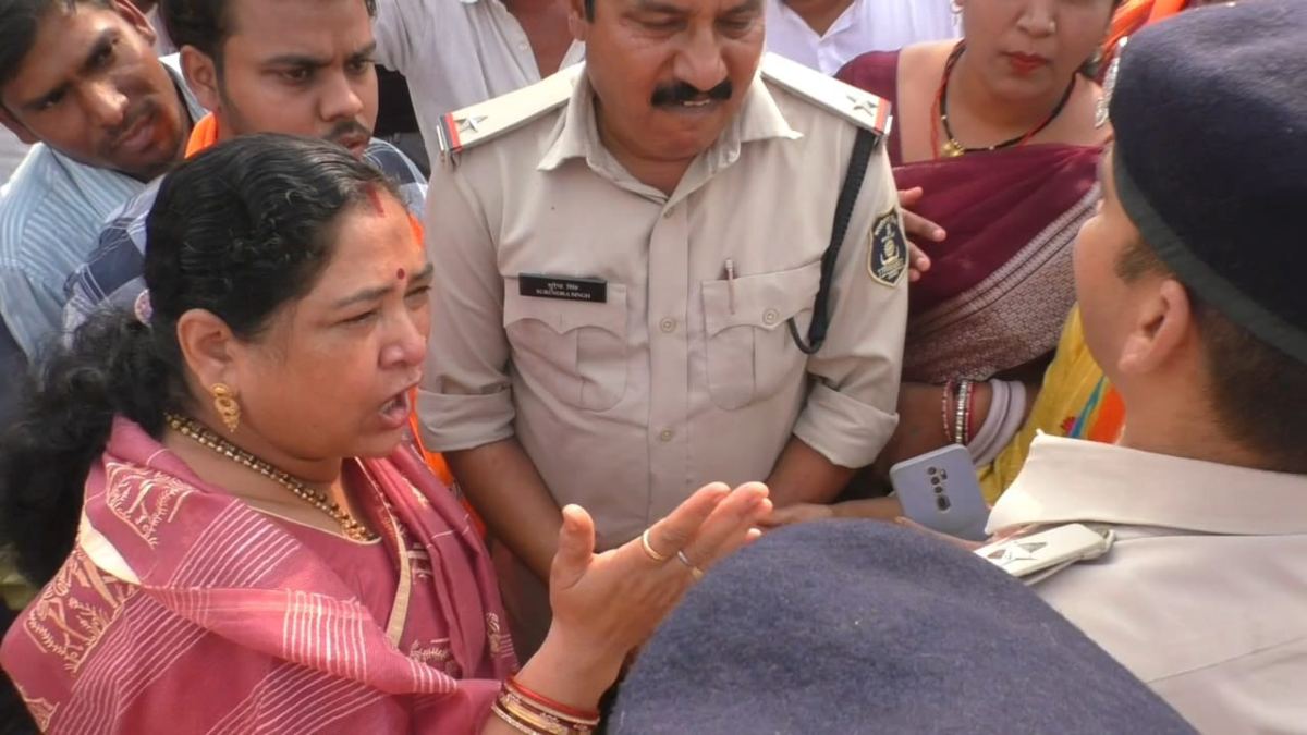 ‘इस अधिकारी को पहचान लो’: पूर्व BJP सांसद कमला देवी की गुंडई, सुरक्षा में तैनात अधिकारी को दी धमकी, बोलीं- अगर हमारे कार्यकर्ता औकात में आ गए तो…