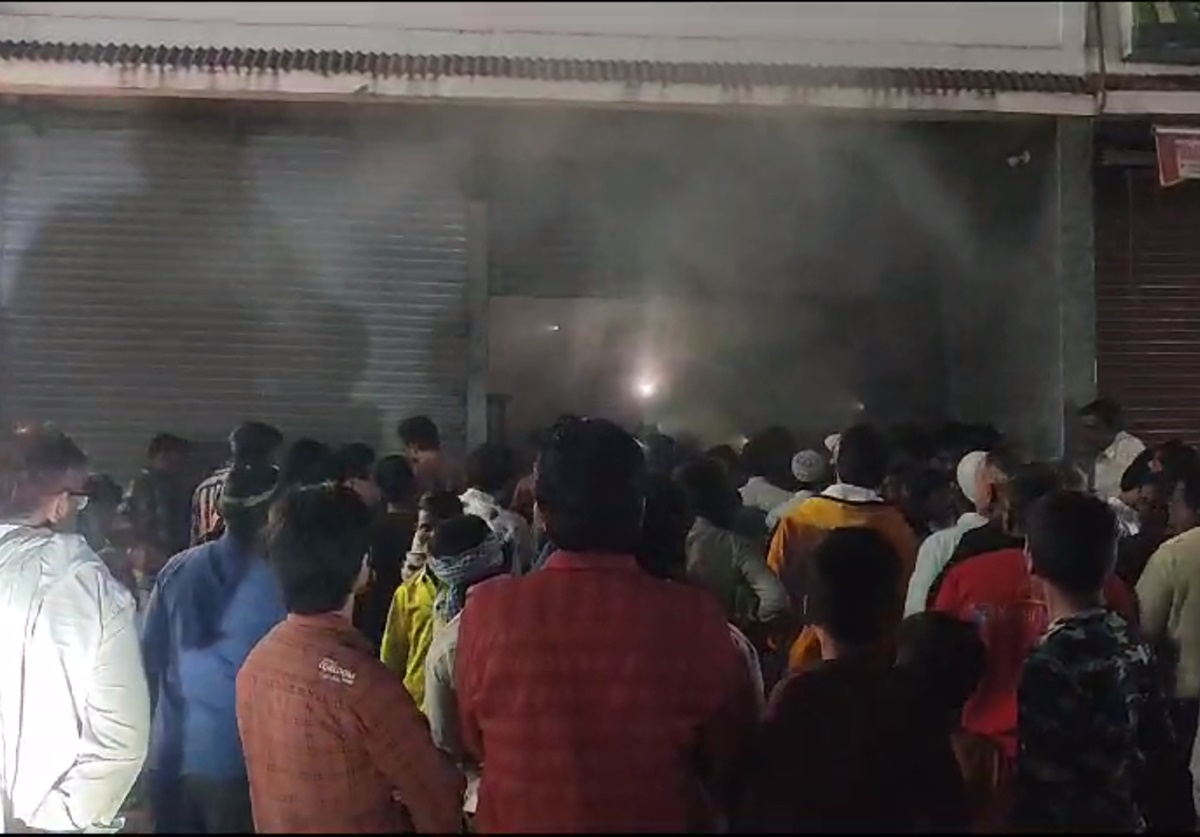मसाला दुकान में लगी भीषण आग: 1 घंटे की मशक्कत के बाद दमकल ने पाया काबू