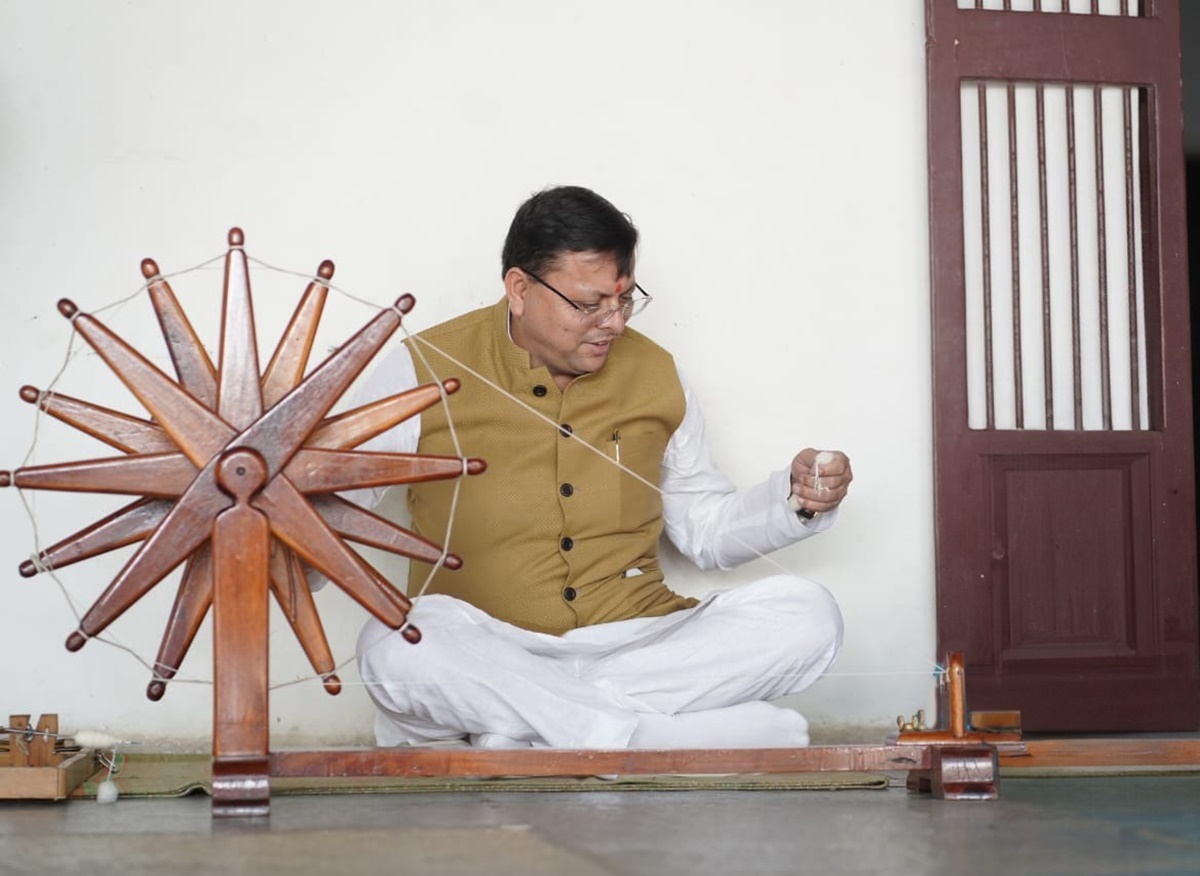 अहमदाबाद स्थित गांधी आश्रम पहुंचे CM धामी, चरखा भी चलाया, कहा-  गांधी जी से हम बचपन प्रेरित हैं