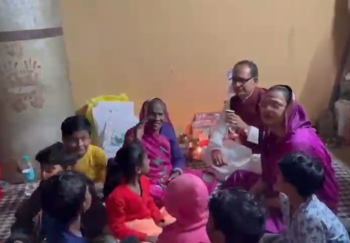अचानक फूल वाली बहन के घर पहुंचे CM शिवराज: पत्नी संग बुधनी विधानसभा क्षेत्र का किया दौरा, मां बिजासन देवी के दर्शन कर मांगा जीत का आशीर्वाद