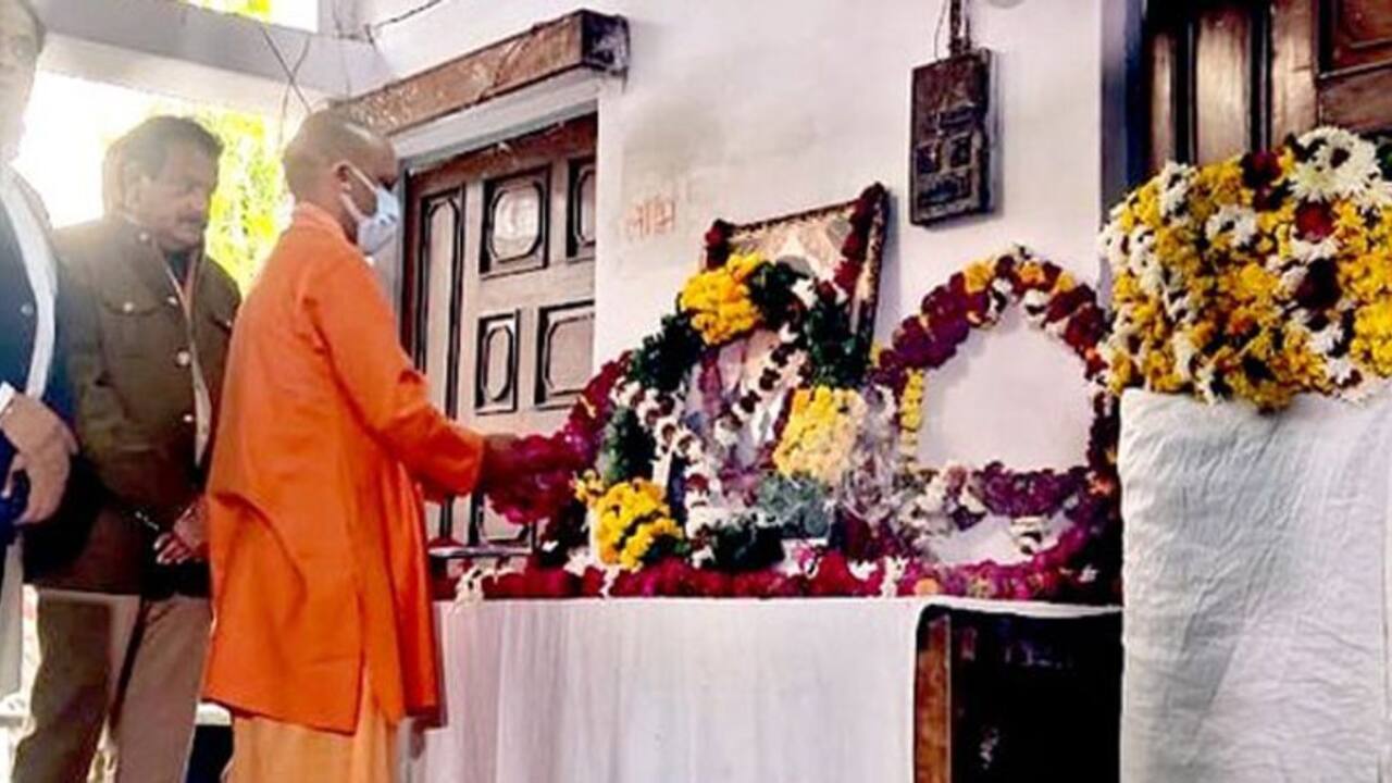 आगरा निवासी कैप्टन को CM योगी ने दी श्रद्धांजलि, सुरक्षाबलों और आतंकियों के बीच मुठभेड़ में हुए थे शहीद