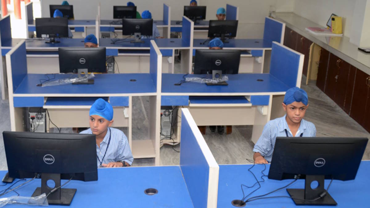 Punjab News : कैबिनेट मंत्री चीमा ने सरकारी स्कूल महलां में कम्प्यूटर लैब का किया उद्घाटन