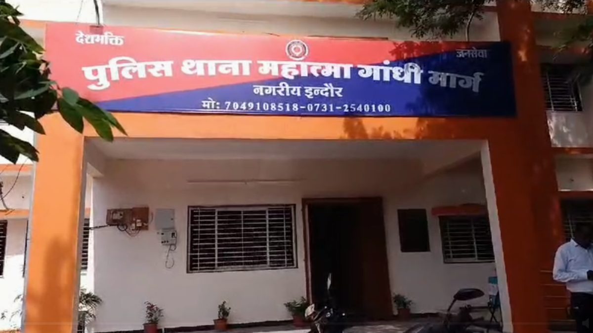 व्यापारी से लूट कर भाग रहा बदमाश खड़ी क्रेन से टकराया, लोगों ने दबोचा, पुलिस को सौंपा