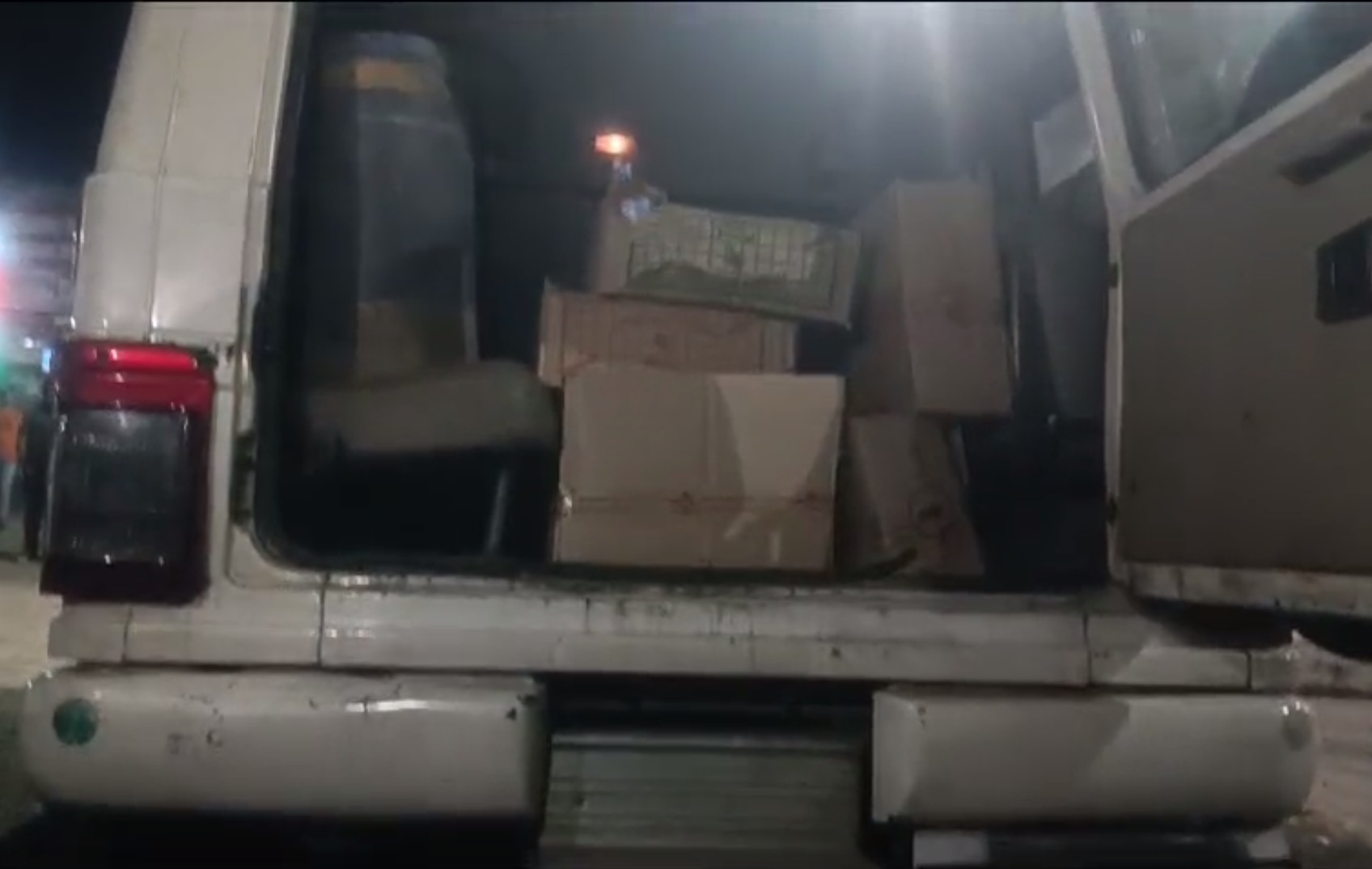वोटिंग से पहले मतदाताओं को लुभाने शराब बांट रहे कार्यकर्ता, पुलिस ने किया गिरफ्तार